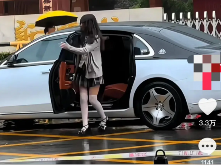 Khoảnh khắc nữ sinh bước xuống xe maybach nhận&nbsp;được sự quan tâm của dân tình.