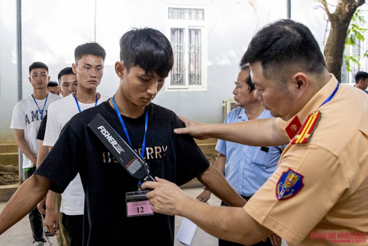Cán bộ CSGT kiểm tra các thí sinh trước khi vào phòng thi lý thuyết, những vật dụng như điện thoại di động, ​​​​​​thiết bị điện tử... đều không được phép sử dụng trong suốt quá trình sát hạch.