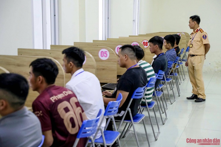 Tại buổi thi hôm nay, các thí sinh tham gia thi sẽ trải qua đầy đủ các nội dung kiểm tra gồm: phần thi lý thuyết trên máy tính, mô phỏng các tình huống giao thông và phần thi thực hành trên sân sát hạch, thi trên đường trường. Đối với phần thi lý thuyết, thí sinh phải trả lời 30 câu hỏi trên máy tính trong thời gian 20 phút và phải đạt tối thiểu 27/30 câu đúng (có 1 câu điểm liệt).