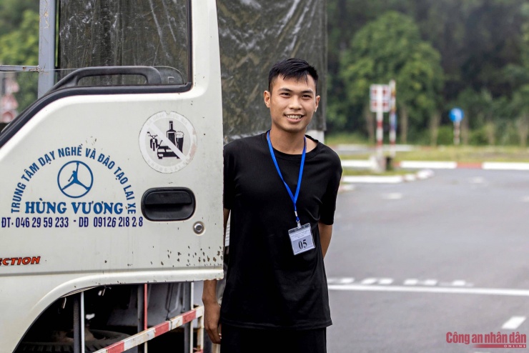 Đạt 100 điểm trong kỳ thi sáng nay,&nbsp;thí sinh Nguyễn Minh Đức (SN 2000, ở huyện Quốc Oai) không giấu nổi niềm vui&nbsp;chia sẻ: "Do đã ôn tập kỹ các nội dung thi từ trước, nên hôm nay em rất tự tin bước vào kỳ sát hạch đầu tiên với các giám thị là lực lượng CSGT".