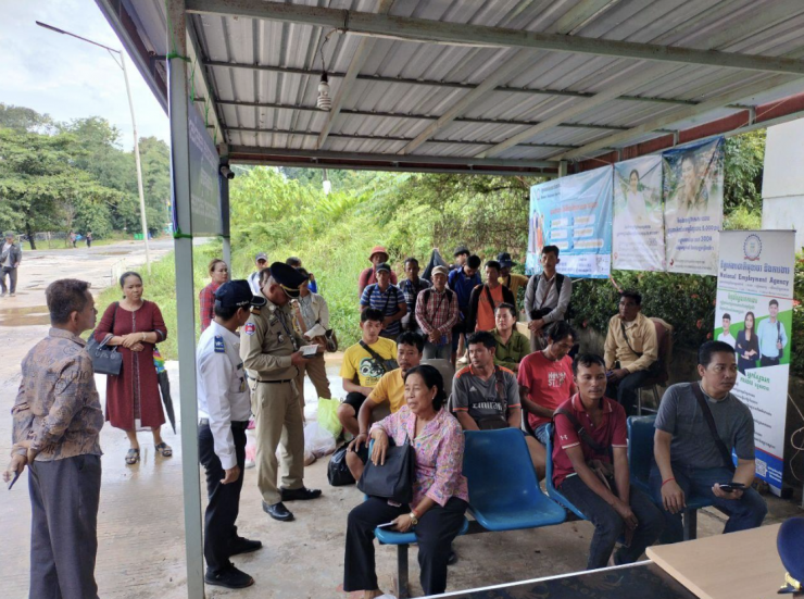 Nhiều người bị mắc kẹt tại cửa khẩu biên giới Poipet-Khlong Lek. Ảnh: Khmer Times