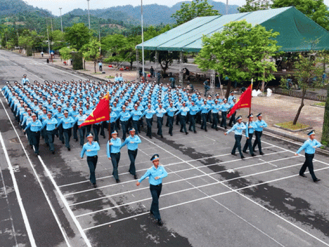 Hàng trăm chiến sĩ luyện tập diễu binh dưới nắng nóng