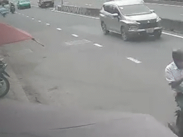Xe tải lật trên đường Đỗ Mười, hai người thoát chết trong gang tấc