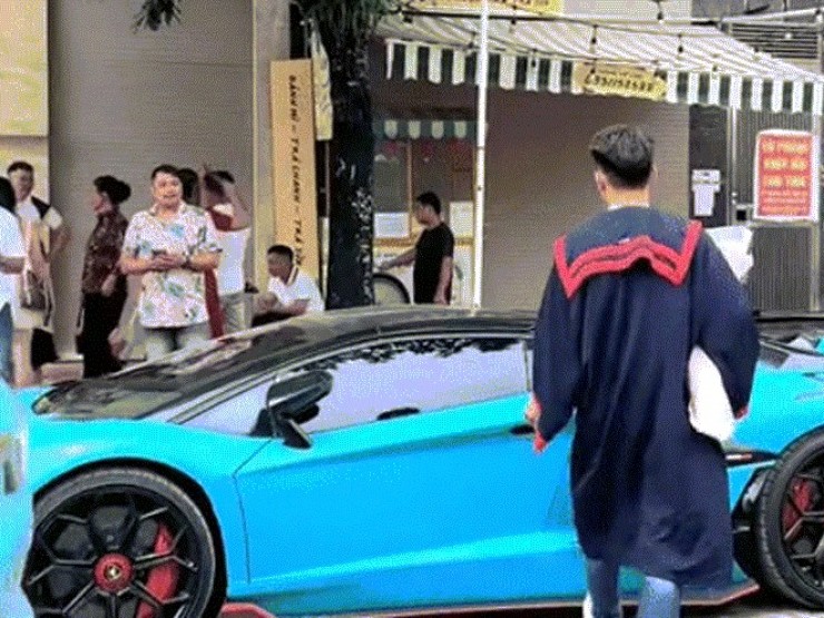 Sự thật về video chàng trai lái siêu xe dự tốt nghiệp ở Hà Nội hút 'triệu view'