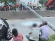 Hà Nội: Cột đèn đổ ra đường, một người tử vong