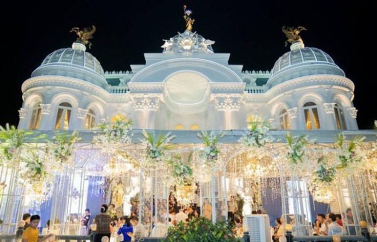 Dinh  thự này có tên là Xuân Trường nằm ở huyện Yên Đinh, Thanh Hoá.
