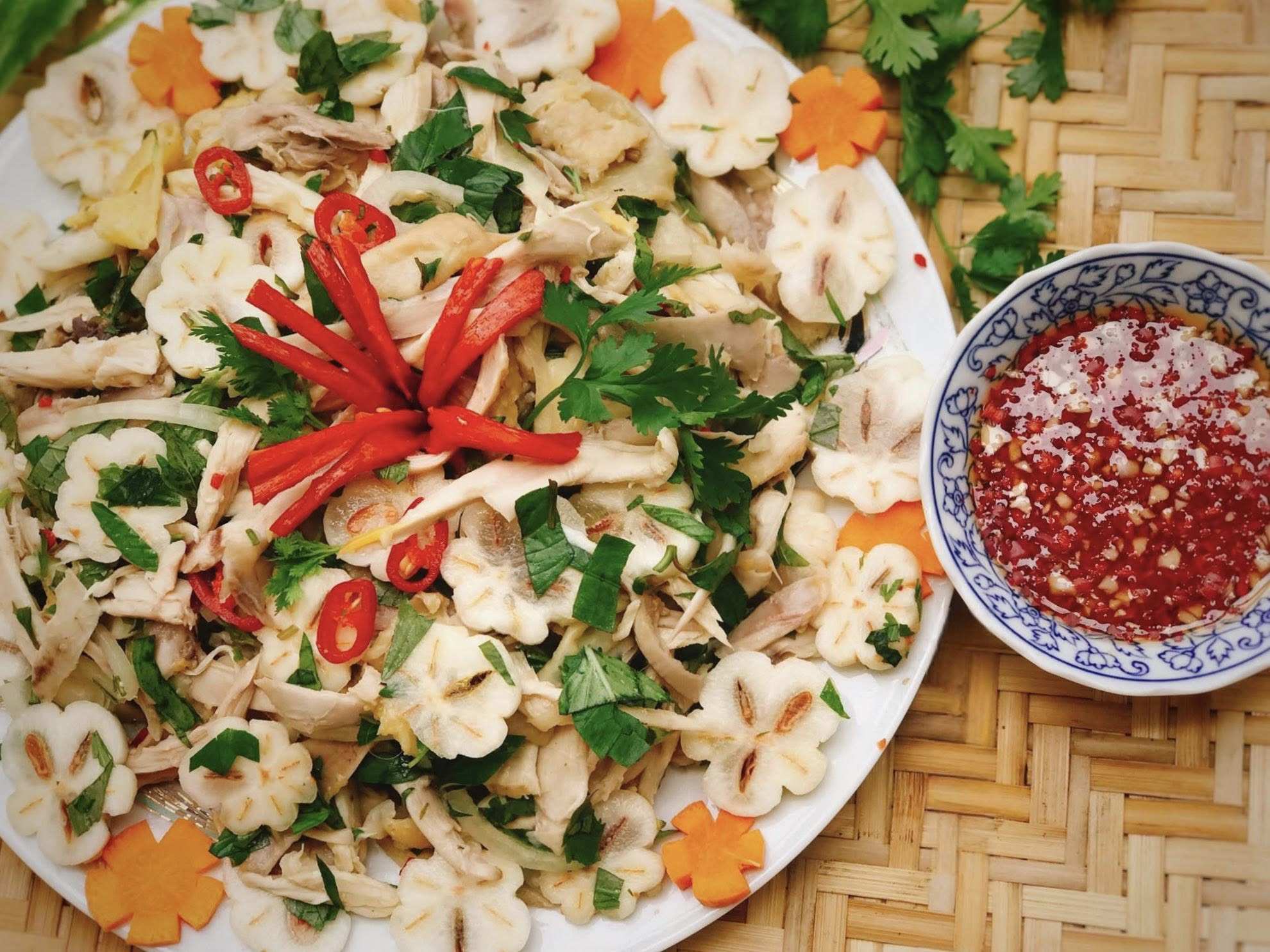 Nước mắm chua ngọt ăn cùng với rau củ luộc, thịt luộc hay trộn gỏi,... đều rất ngon!