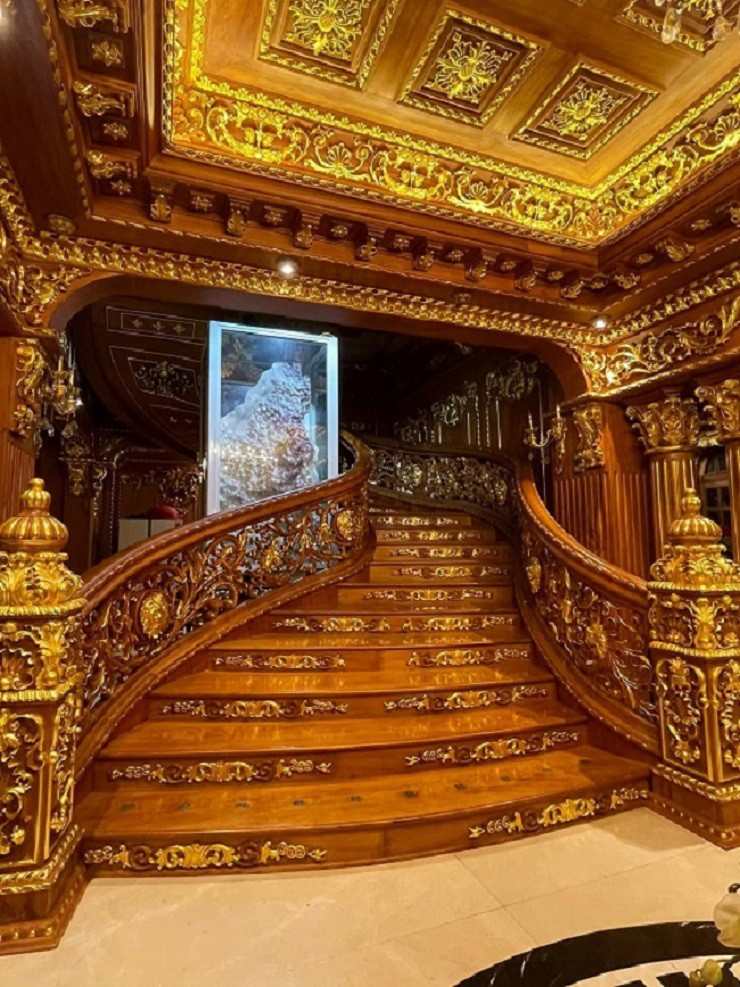 Để xây dựng được tòa lâu đài rộng 400m2 này, ông T. đã phải mua 5 mảnh đất liền kề, tạo ra một căn nhà “khủng”, nổi bật giữa đường phố. (Ảnh: Van Nguyen)
