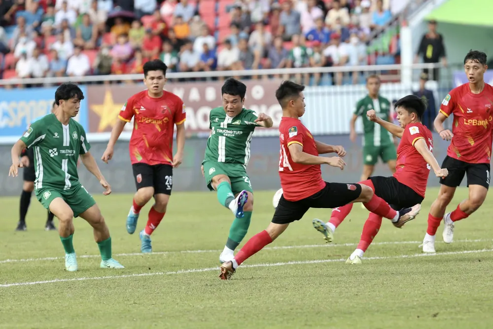 Nguyễn Công Phượng, Phi Sơn... coi sân Thống Nhất như sân nhà. Ảnh: ANH PHƯƠNG