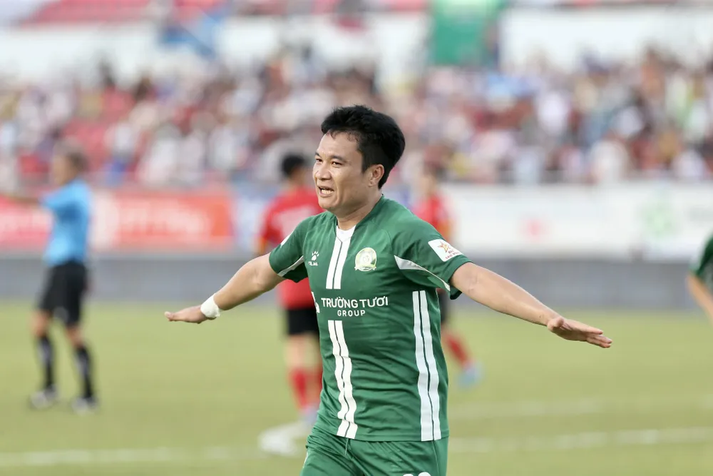 Phi Sơn quá quen mặt sân Thống Nhất khi từng khoác áo Sài Gòn FC. Ảnh: ANH PHƯƠNG