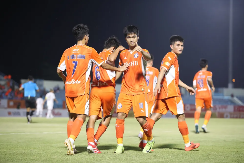 SHB Đà Nẵng vật vờ vài năm qua, nay sẽ chạm trán với TT. Bình Phước tranh vé dự V-League mùa tới. Ảnh: VPF