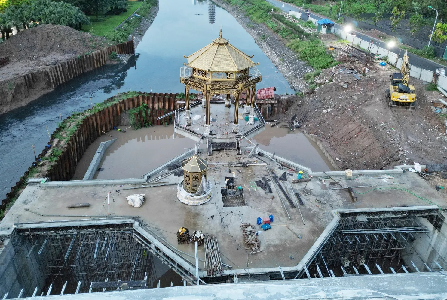 3 đập tràn giữ nước được xác định ở các vị trí, gồm: Cầu Cót (Yên Hòa, Cầu Giấy), cầu Dậu (Linh Đàm, Hoàng Mai), cầu Quang (Thanh Liệt, Thanh Trì).