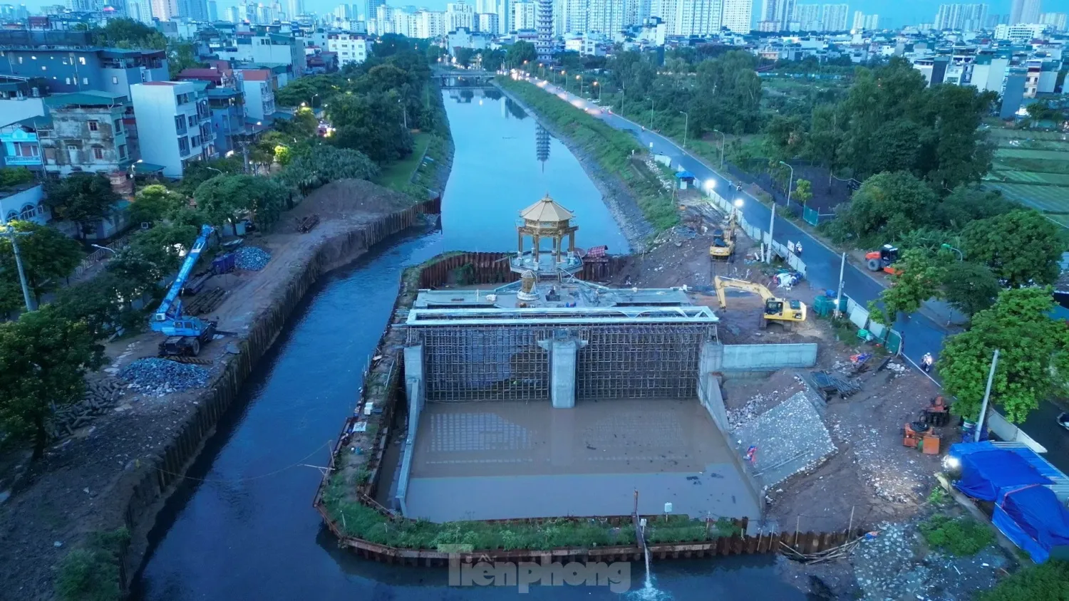 Mục đích của các công trình này là sau khi lấy nước từ sông Hồng vào sẽ giữ mực nước ổn định theo ý muốn, tránh việc nước trôi nhanh ra sông Nhuệ. Trong 3 đập, công trình đập tràn tại Cầu Quang được xây dựng sớm nhất, hiện các đơn vị thi công đã hoàn thành cơ bản phần xây lắp công trình.