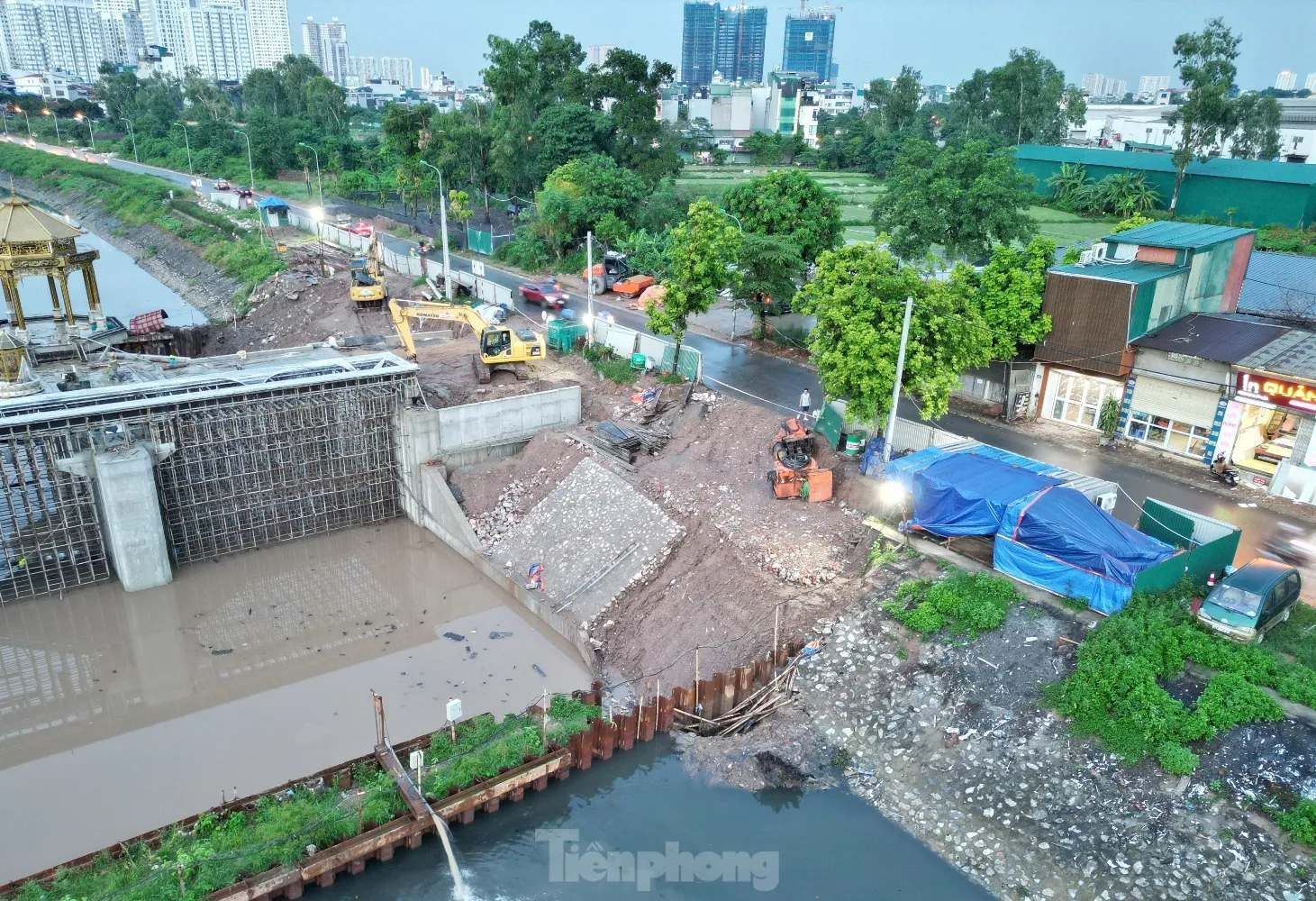 Sau khi xây xong 2 lớp tường chắn bờ đập và dựng đài quan sát, hiện các đơn vị thi công đang đổ bê tông tạo tường chắn, đổ mái chống sạt lở hai bên bờ sông.