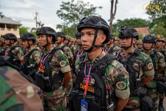 Thủ tướng Campuchia thăm lực lượng tuyến đầu - 4