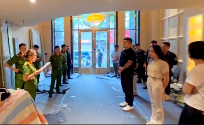 Cơ quan công an thực hiện lệnh khởi tố bị can, lệnh khám xét khẩn cấp trụ sở công ty do Vũ Nam Phương và Nguyễn Nam Thắng làm chủ tại số 312 phố Huế