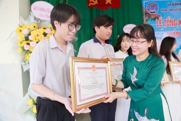 Tỉ lệ học sinh tốt nghiệp THPT của các trung tâm GDNN-GDTX , trường nghề những năm gần đây tăng cao