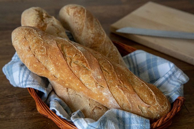 Bánh mì thông thường được làm từ bột mì, chứa hàm lượng carb và đường cao.