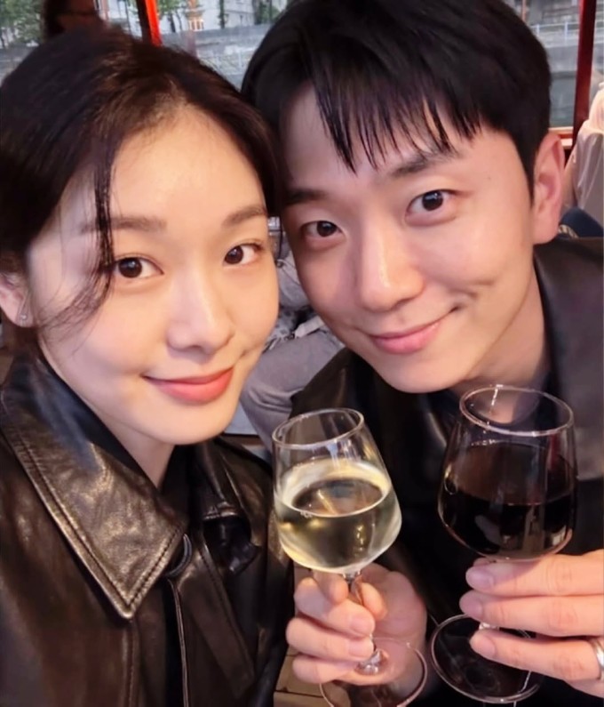 Vợ chồng Kim Yuna - Ko Woo Rim trong chuyến đi Pháp cuối tháng 5, đầu tháng 6. Ảnh: Woo Rim