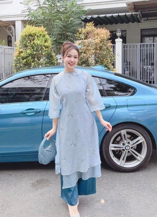 Vân Hugo thường xuyên sử dụng xe hơi, có nhiều chuyến du lịch trong và ngoài nước. Ảnh: FB Vân Hugo.
