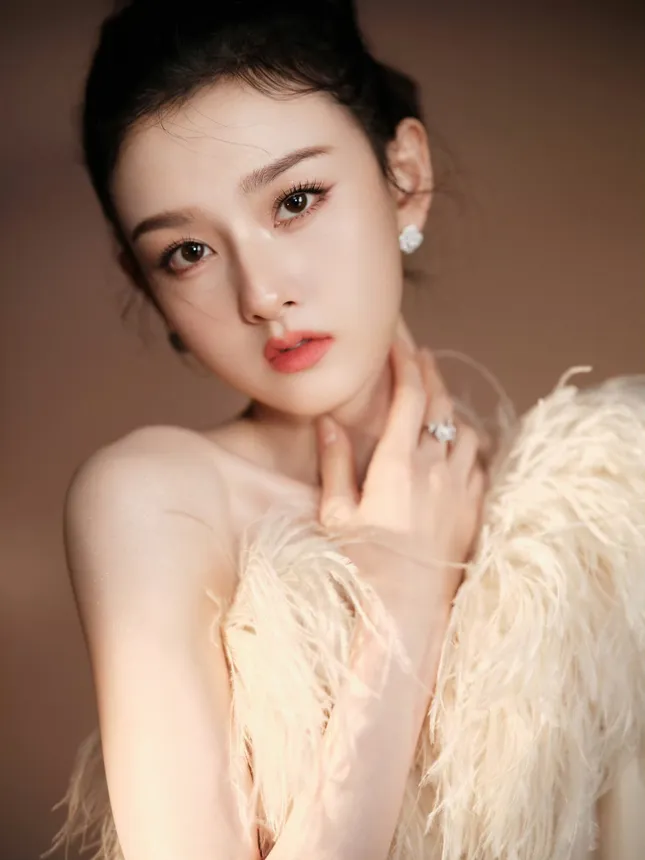 Cả hai dự án mới của Tống Tổ Nhi đều thuộc dòng phim cổ trang vốn là thế mạnh của cô. Trở lại sau thời gian dài ở ẩn, Tống Tổ Nhi đã nhanh chóng lấy lại được vị thế bởi cô vừa có nhan sắc, có tài năng lại rất có tài chọn kịch bản. Thế nên dự án nào mà Tống Tổ Nhi tham gia cũng được khán giả kỳ vọng.