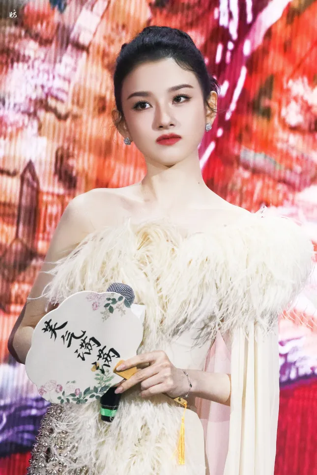 Nhiều người nhận thấy gương mặt Tống Tố Nhi có phần nhỏ nhắn hơn, vóc dáng cũng gầy gò hơn so với lúc đóng phim Khom Lưng hoặc Chế Tạo Gian Nan. Nhưng rất may là nhan sắc Tống Tổ Nhi vẫn giữ nguyên phong độ.