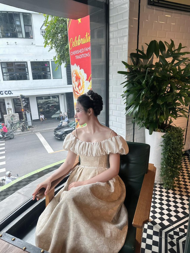 Cụ thể, trong kỳ thi THPT năm 2013, Angela Phương Trinh vẫn rất thản nhiên đi uống cà phê, "bà mẹ nhí" bất ngờ đã thú nhận rằng mình không theo học hệ phổ thông trung học mà là đang học hệ bổ túc. Tuy nhiên, ở phía trường tư thục cấp II-III Đăng Khoa ở Q.1 – TP.HCM – nơi mà Angela Phương Trinh đã từng theo học khẳng định, học sinh tên Lê Ngọc Phương Trinh đã bỏ học từ giữa năm lớp 9. Hiện tại, quyển học bạ thời THCS của cô vẫn được nhà trường lưu giữ. Qua đó, người hâm mộ mới biết đến những điểm số rất thất thường thời cắp sách đến trường của "bà mẹ nhí".