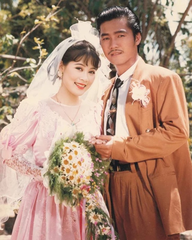 Thời đó, từng xuất hiện rất nhiều tin đồn Lý Hùng - Diễm Hương yêu nhau, thậm chí kết hôn với nhau... Nhưng đó là sự thêu dệt bởi cả hai thường xuyên xuất hiện trên phim ảnh, trong những tấm ảnh lịch, trong đó có cả ảnh cưới...