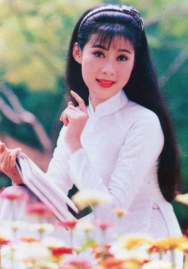 Diễm Hương không chỉ phủ sóng màn ảnh với những vai diễn mà còn là cái tên được săn đón nhất trên lịch treo tường, sổ tay học sinh, bìa vở...
