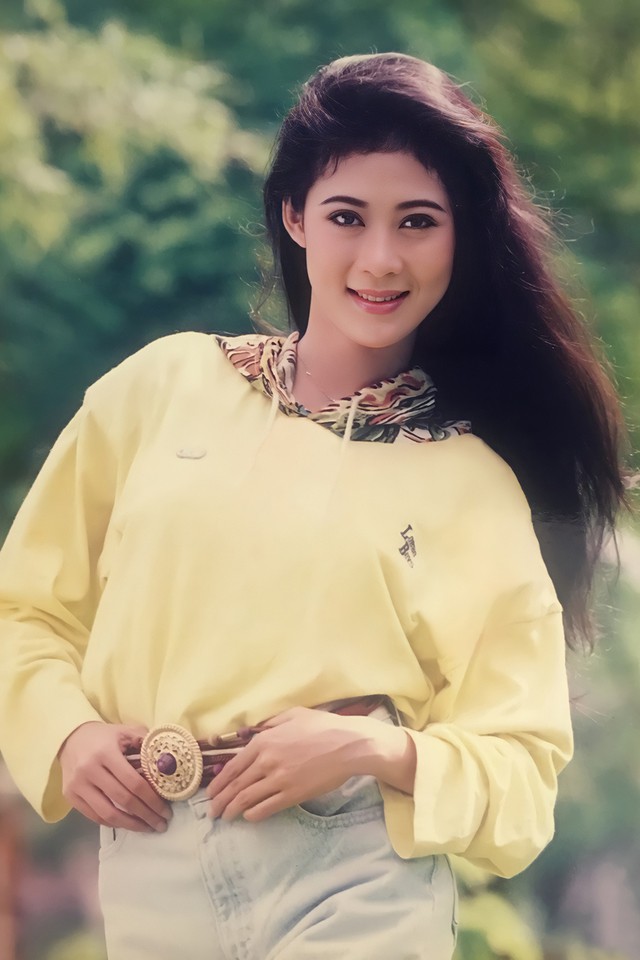 Ở thời kỳ đỉnh cao, Diễm Hương đã tham gia hơn 60 bộ phim và là gương mặt không thể thiếu trong lòng khán giả yêu điện ảnh Việt. Sau bộ phim "Những nẻo đường phù sa" (1997), Diễm Hương im lặng rút khỏi giới giải trí, dừng đóng phim. Sau đó, theo thông tin từ bạn bè, nữ diễn viên kết hôn với một luật sư lớn hơn cô 18 tuổi, có 4 người con và định cư ở Canada.