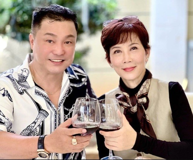 Cuộc hội ngộ này khiến khán giả không khỏi ngỡ ngàng bởi nhan sắc U60 của Diễm Hương vẫn rạng ngời, vóc dáng thon gọn, khuôn mặt biểu cảm thần thái trước ống kính.