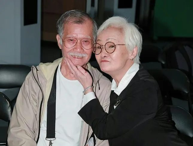 Ông Đường Giai nổi tiếng trong showbiz xứ Cảng Thơm là yêu vợ.