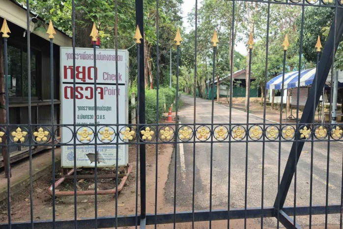 Cánh cổng đóng chặt tại cửa khẩu Chong Sai Taku ở tỉnh Buri Ram, giáp biên giới Campuchia. Ảnh: Bangkok Post