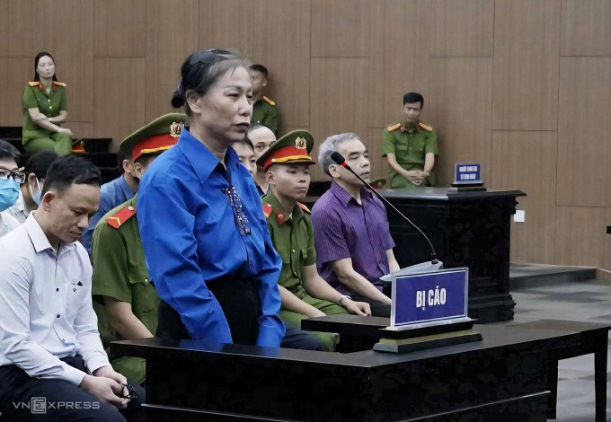 Cựu bí thư Tỉnh ủy Vĩnh Phúc Hoàng Thị Thúy Lan ra tòa sáng 24/6. Ảnh: Danh Lam