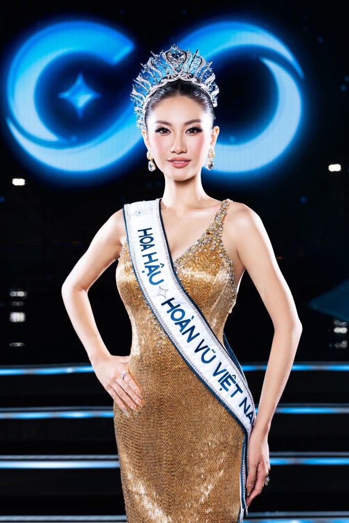 Hoa hậu Phương Linh cùng chiếc đầm lấp lánh khi đăng quang Hoa hậu Hoàn vũ Việt Nam 2025 hôm 21/6.