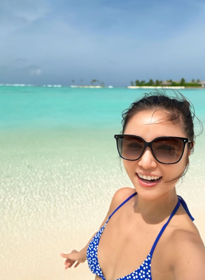 Lâm Tâm Như mặc áo bơi hai mảnh, khoe thân hình săn chắc. Diễn viên có chế độ ăn uống, tập luyện rất bài bản, giúp cơ thể khỏe mạnh.