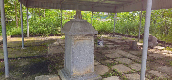 Bia Sùng Chỉ được dựng vào năm 1696 để ghi nhận công lao, sự nghiệp của danh nhân Hà Tông Mục (1653-1707), một Tiến sĩ, danh thần nổi tiếng thời Lê Trung hưng, có nhiều công trạng đối với đất nước.