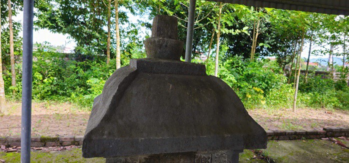 mái che hình nón úp, đỉnh có hình hồ lô.