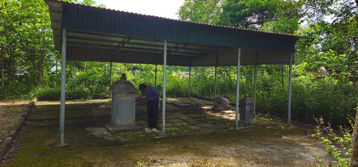 Ông Hà Văn Cần-Tộc trưởng họ Hà, cho biết trong khuôn viên đền thờ Sùng Chỉ hiện có: Bia Sùng Chỉ, bia ghi công mẹ vợ danh nhân Hà Tông Mục (bia nhỏ) cùng một sạp đá lớn để ông Mục dùng uống trà, đánh cờ thuở trước.