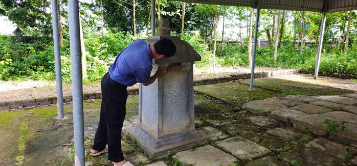 “Do hoàn cảnh kinh tế con cháu con khó khăn nên chỉ đóng góp làm được hệ thống mái che để bảo quản những cổ vật trên tránh ảnh hưởng khi thời tiết khắc nghiệt”, ông Cần nói.