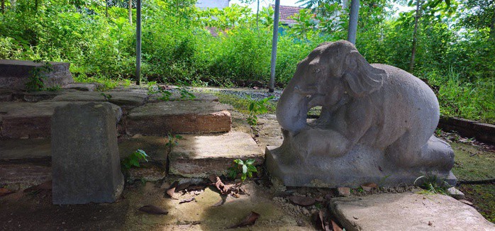Ngoài ra, lư hương đá thờ mẹ vợ danh nhân Hà Tông Mục cũng bị gãy, không thể sử dụng.
