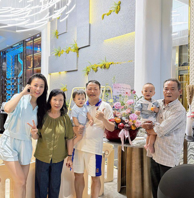 Trong sự kiện này, chỉ qua một khoảnh khắc có thể thấy Phương Oanh nhận được tình cảm yêu thương từ bố mẹ chồng.