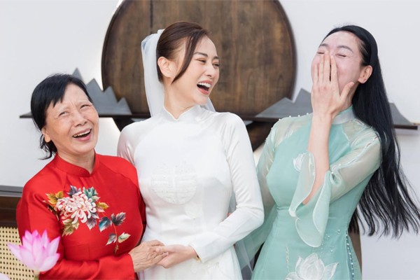 Đây không phải là lần đầu, Shark Bình hé mở mối quan hệ mẹ chồng nàng dâu của Phương Oanh. Trước đó, trong hôn lễ của cặp đôi, khán giả cũng thấy rõ Phương Oanh được mẹ chồng yêu thương.