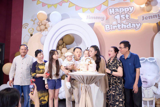 Phương Oanh trải lòng: "Bố chồng tôi là quân nhân, mẹ chồng là giáo viên, 2 cụ đều rất kỹ tính nhưng may mắn tôi nhận được sự tin tưởng của họ". Bí quyết của Phương Oanh chính là sự tinh tế trong cuộc sống hàng ngày.