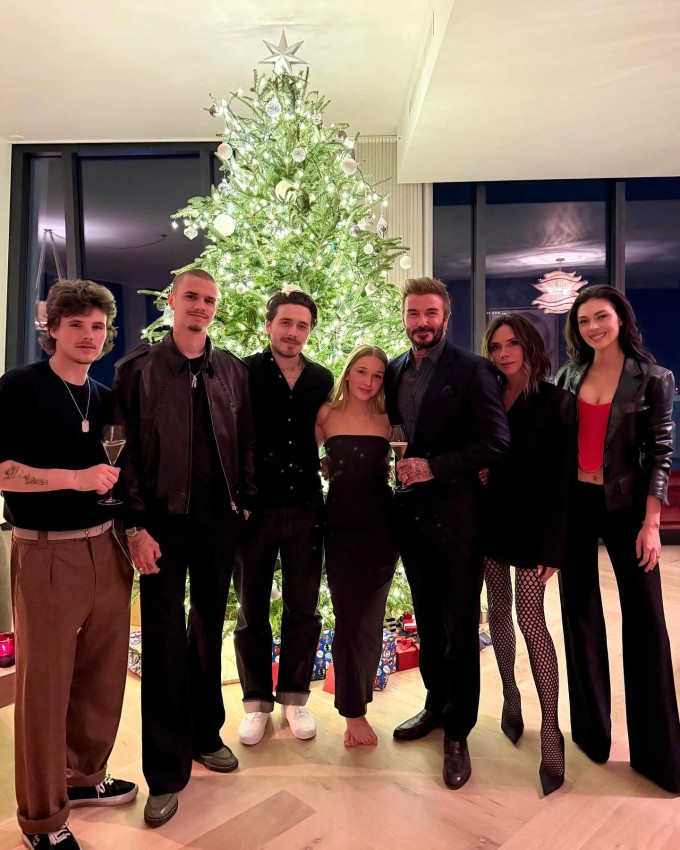 Nhà Becks đông đủ dịp Giáng sinh năm ngoái, trước khi tin đồn gia đình rạn nứt. Ảnh: Instagram Victoria Beckham