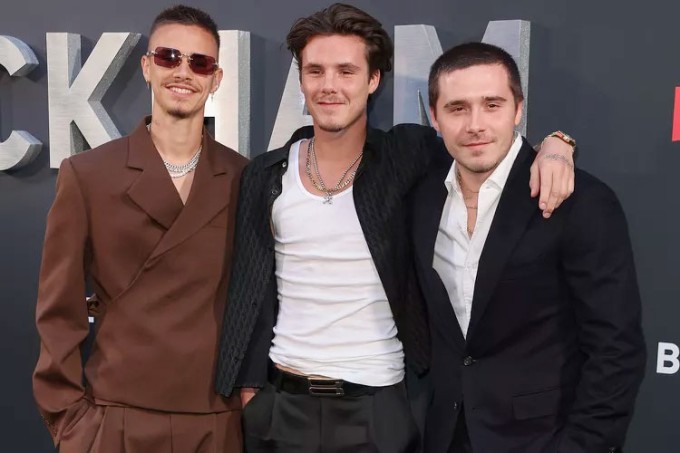 Brooklyn bên hai em Cruz và Romeo (từ phải qua) trong buổi công chiếu phim tài liệu Beckham năm 2023. Ảnh: Wire