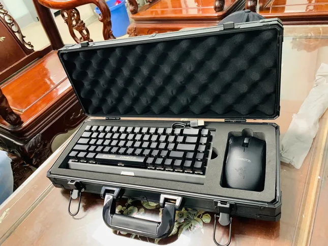 Chiếc hộp nam hành khách nói đùa rằng có bom bên trong ngay khi máy bay hạ cánh sân bay Nội Bài. Ảnh: ACV.