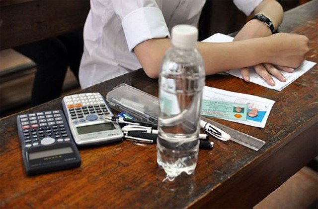 Sĩ tử nên mang theo chai nước để đảm bảo cơ thể đủ nước thường xuyên.
