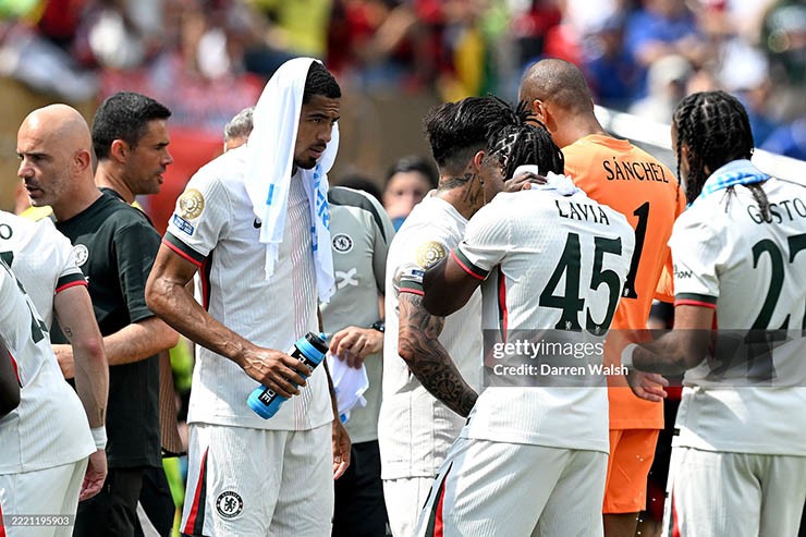 Các cầu thủ Chelsea khốn đốn vì trời nắng nóng