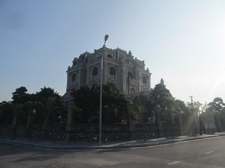 Tính tổng chi phí, tòa lâu đài có giá trị hàng trăm tỷ đồng, mang phong cách kiến trúc cổ điển thế kỉ 18 này và thuộc dạng “vô tiền khoáng hậu” ở đất Hà Nam.
